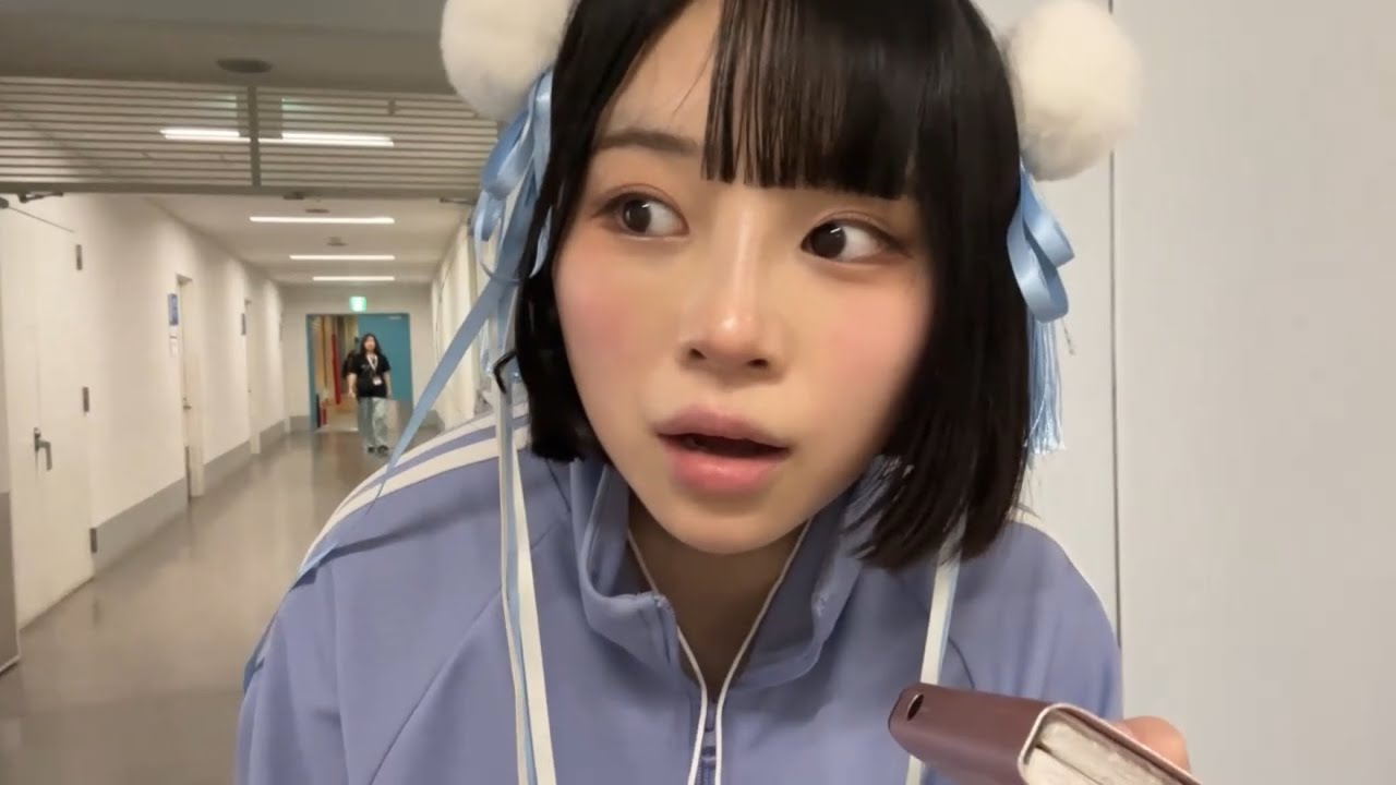 静寂な空港に20歳美少女の爆音おならが轟き渡る🍑💨 A 20-year-old beautiful girl's loud fart roars through a quiet airport 🍑💨