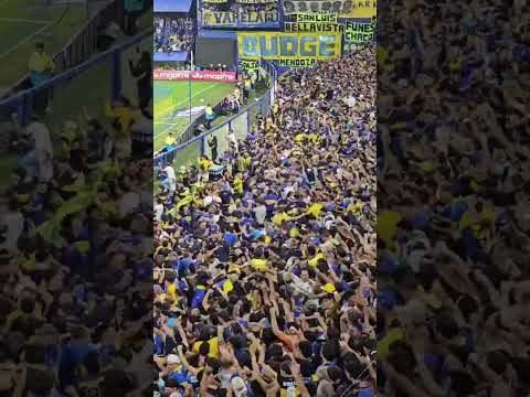 "Terrible avalancha de la hinchada de Boca Juniors en La Bombonera" Barra: La 12 &bull; Club: Boca Juniors &bull; País: Argentina