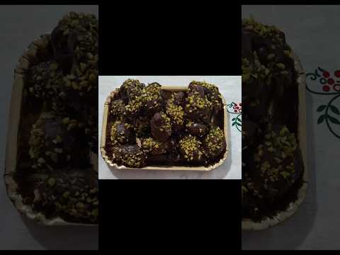 Turdilli con glassa al cioccolato fondente e granelli di pistacchio