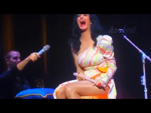 Katy Perry cried after getting caught ridiculously of faking playing the flute by a backgroundplay😂