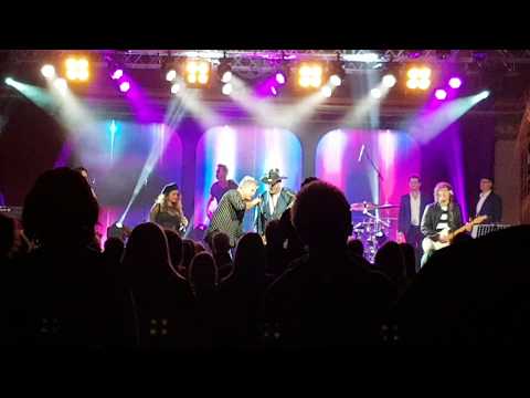 Jon Stevens and Kate Ceberano performing Take You Higher 04/08/2017