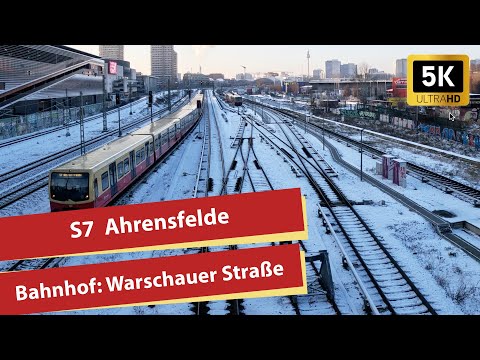 (5K) Einfahrt der BR 481 S-Bahn Linie S7 am Bahnhof Warschauer Straße von der Brücke aus