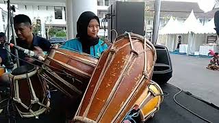 Download lagu Pemain kendang cewe cantik asal Sumedang sangat lincah mp3 Download lagu Pemain kendang cewe cantik asal Sumedang sangat lincah mp3