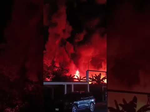 Gigantesco incendio en una fabrica en Villa de Cura /#villadecura #incêndio #bomberos #aragua