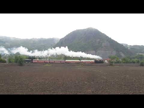 Dampflok 423 0145 und Hektor T435 003 beim beschleunigen, nach dem Halt am Haltepunkt Valtirov.