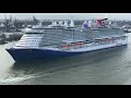 Cruiseschip met achtbaan op dek vaart Rotterdam binnen