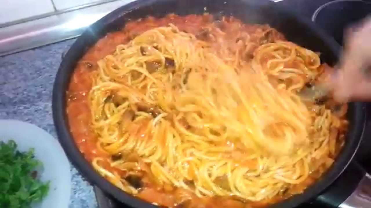Cómo hacer espaguetis con champiñones y salsa de tomate 2015