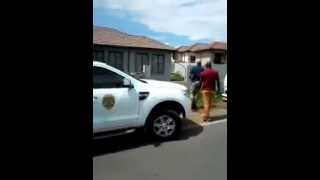 Taxi driver takes on police officer in South Africa, one shot fired