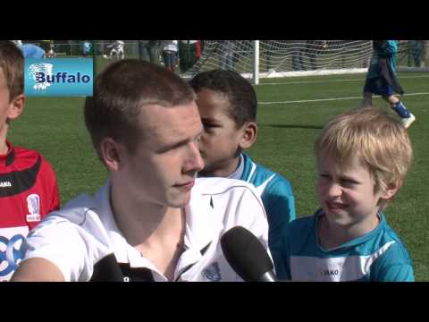 Samen met Dries Martens de trainer van de U8 gingen we in het gras zitten voor een leuke babbel.