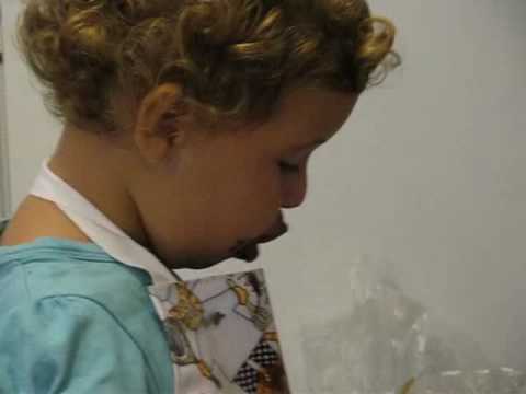 Iara raspando el chocolate