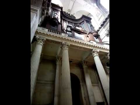 Walking in París....⛪🎩🗼❤️🇨🇵👣🇲🇽😉  #JCOWalkingInParisFrance #JuanCarlosOjedaCaminandoPorParis