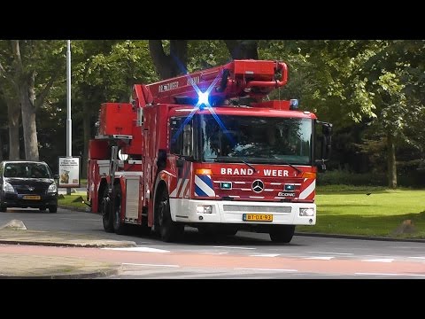 PRIO 1 HW 10-4151 OVD 10-6595 en Politie met spoed naar Woningbrand Scharlo Alkmaar