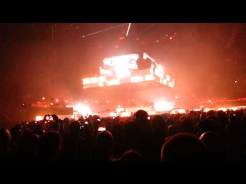 Muse - Intro + Supremacy (Live in Montreal)
