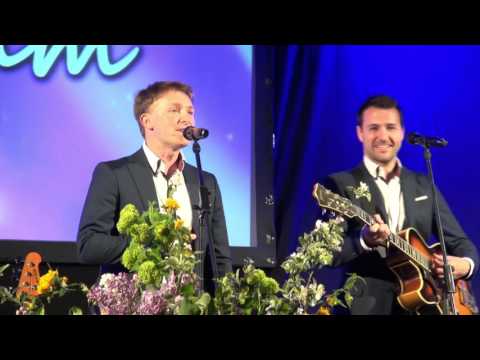 Ansambel Pogum - Pojem ti z zaprtimi očmi (v živo)