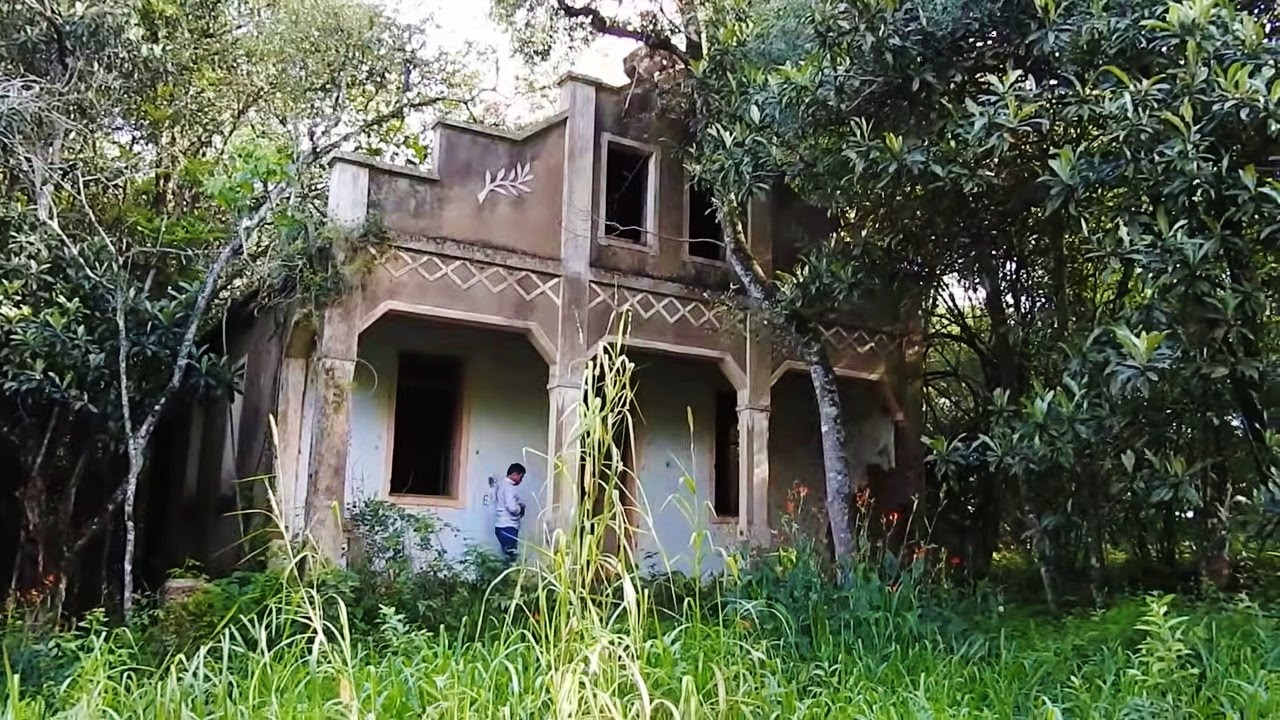 FOMOS  RECEBIDOS A TIJOLADAS NESTE CASARÃO MAL ASSOMBRADO