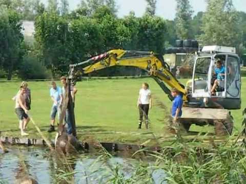 Neuson 6503 W van G.M. Damsteegt, hijst een paard uit de Alblas.