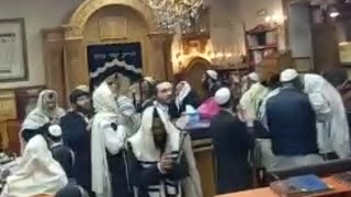 אזרחים יהודים מאוקראינה מתפללים בציון הרב נחמן, על מצב טוב יותר לאוקראינה