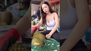 Download lagu Hardworking Thai Lady Selling  and Cutting Durian - Thai Street Food mp3