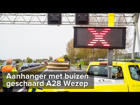Aanhanger met buizen geschaard op de A28 bij Wezep - ©StefanVerkerk.nl