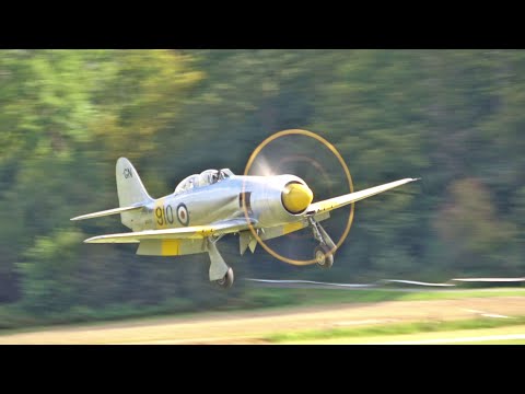 Oldtimer Fliegertreffen Hahnweide Warbirds approaching and landing on grass