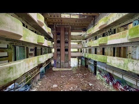Dentro do Hotel Monte Palace abandonado