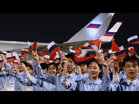 Video Thumbnail: Junge Chinesinnen und Chinesen empfangen Putin bei Ankunft in Peking