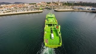 preview picture of video 'Chasing boats with a drone at Setúbal arbor'