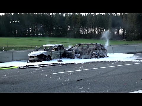 Unfall-Drama mit zwei Toten auf der A9 bei Stammbach: Die Opfer verbrennen im Auto