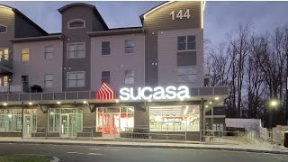 שמילי אינדיג מבקרת בחנות החומרה החדשה בסוקאסה במונסי, משוחחת עם הבעלים זלמי פרידריך