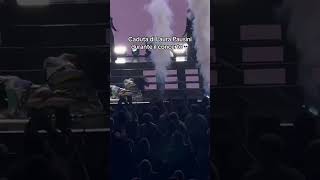 Laura Pausini cade durante il concerto #laurapausini #caduta #fail #concerto #funny