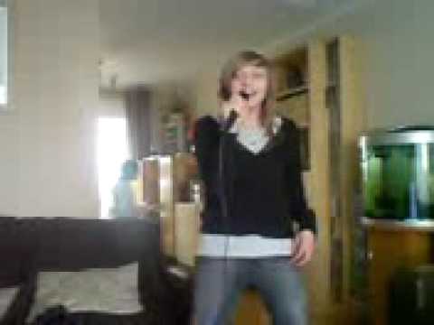 Alice singing I Want You Back by Jackson 5 on Singstar