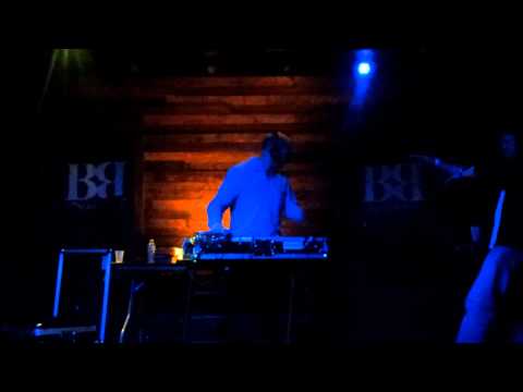 Funk Manchu. Spinnin dem tracks