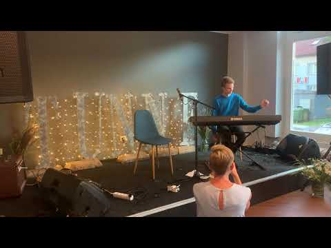 Robi Salumets esitab Raimond Valgre loo "Sinilind"