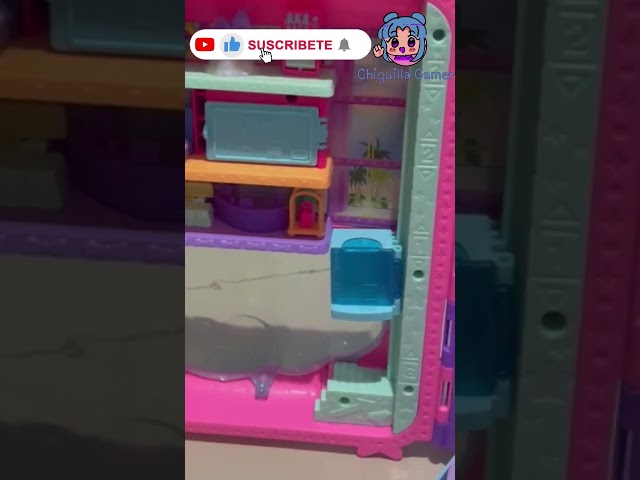 Vídeo relacionado con Polly Pocket Maleta Vacaciones sobre Ruedas Cofre con muñecas y Accesorios, Juguete +4 años (Mattel HKV43)