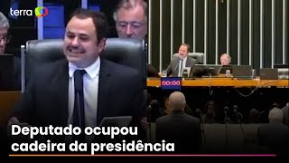 Deputado Glauber Braga ocupa cadeira da presidência da Câmara