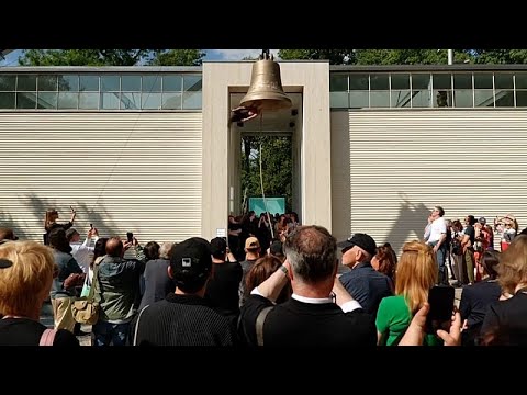 Video Thumbnail: Venedig-Biennale: Performances greifen Krieg und Klimaängste auf