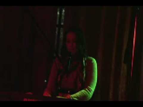 Melissa Trinchere - Modern Romance (Live)