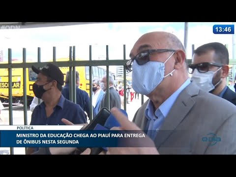Ministro da Educação chega ao Piauí para entrega de í´nibus escolares 26 04 2021