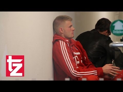 Raeder patzt: Hier tröstet Trainer Ten Haag Keeper Lukas Raeder - FC Bayern II vs. Fortun...