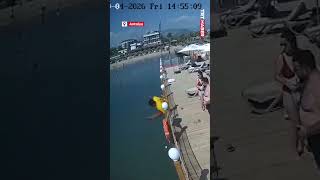 Uyarı tabelalarına rağmen iskeleden sığ denize atlayan kişi hayatını k