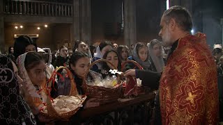Նորքի հայորդյաց տան սաները աղի բլիթներ են պատրաստել ու բաժանել երիտասարդներին