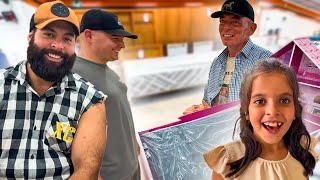 XUCRÃO AND JOHN BUY THE FIRST GIFTS FOR THE CARETAKER'S FAMILY
