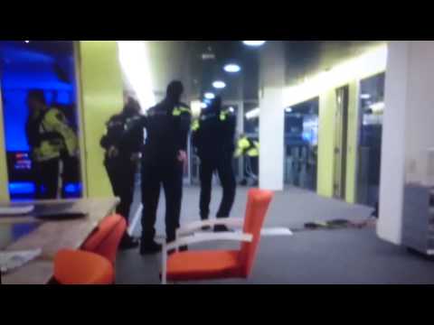 NOS terrorist wordt overmeesterd door politie(2)