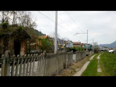 IL SALUTO DELLA E.464-372 CON IL REGIONALE IN TRANSITO A ROBILANTE. (CN) 14 - 4 - 2017