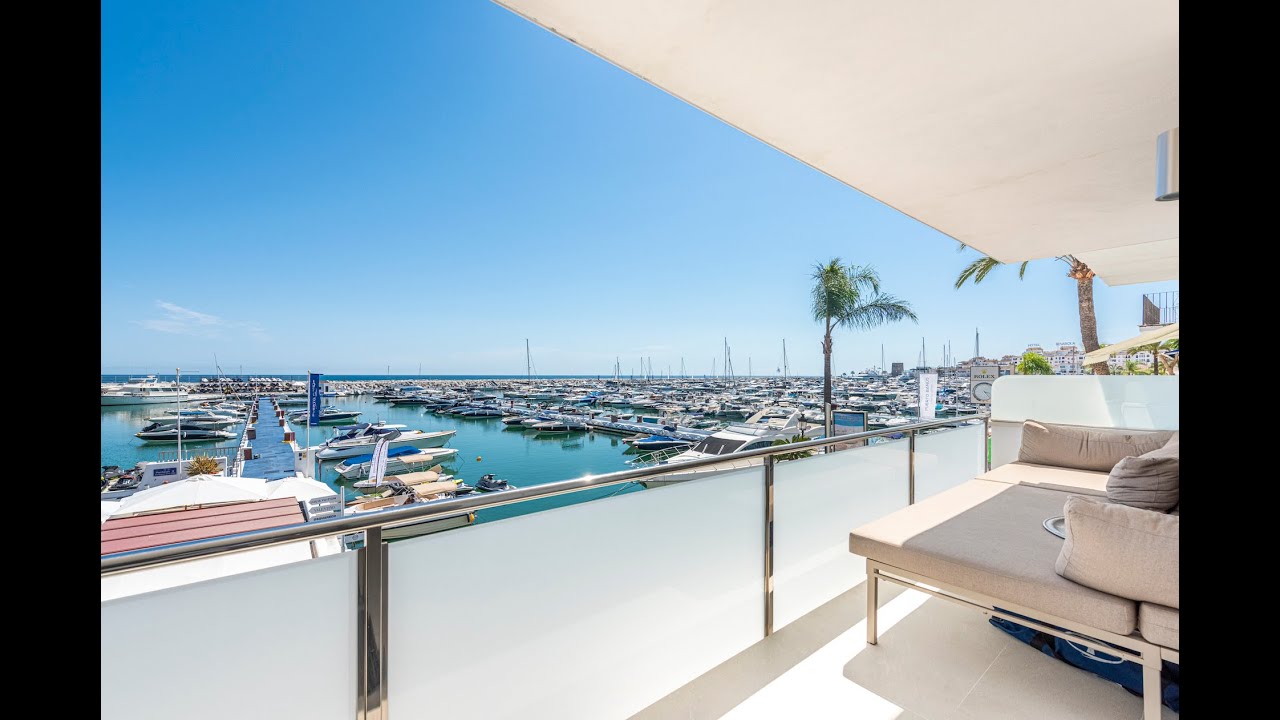 Apartamento en primera línea de mar recientemente actualizado y ampliamente personalizado en venta en Puerto Banús, Marbella