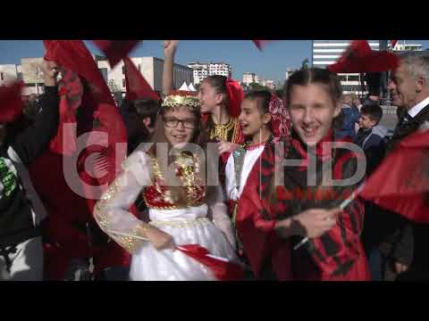 Dita e Pavaresise, Tirana ngre Flamurin