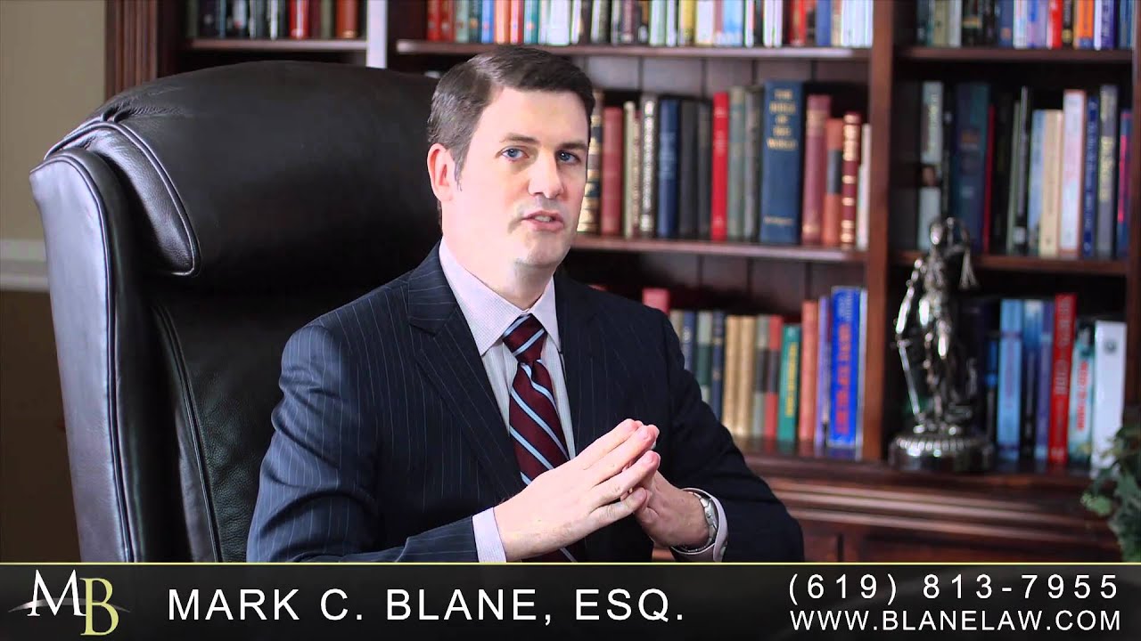 Судебный процесс. Профессия адвокат. Судья в суде. Порядок выдачи судебных дел и документов в районном суде. Law listening.