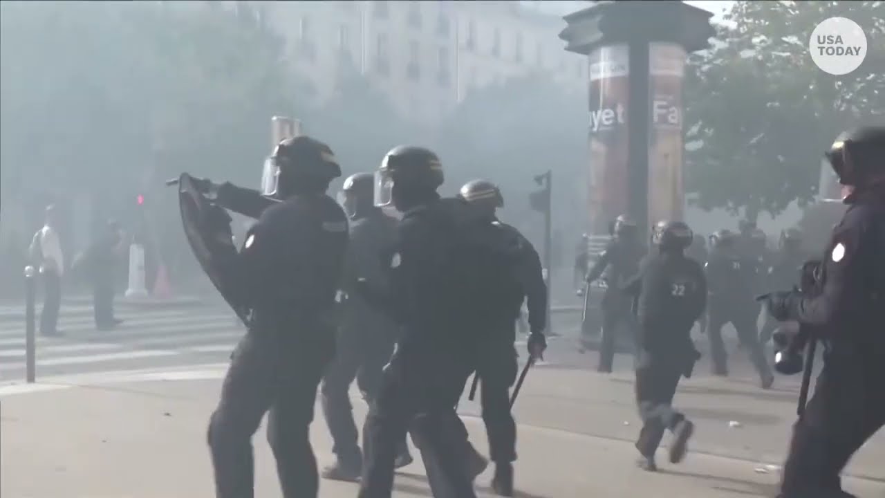 France student protests see riot police clash with demonstrators in Paris, Strasbourg & Lyon