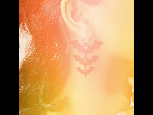 Vídeo relacionado con 1 Par de aros mujer, pendientes mujer en Forma de Murciélago, Pendientes de Halloween para Mujer, para Disfraces de Fiestas, Regalos de Mardi Gras.