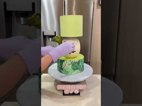 Dinosaur cake decorating #dinosaurcake #cakedecorating #cakesbyalejandra